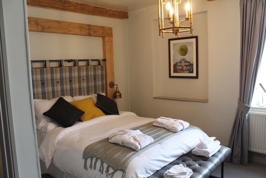 The Woodstock Arms Hotel Room photo