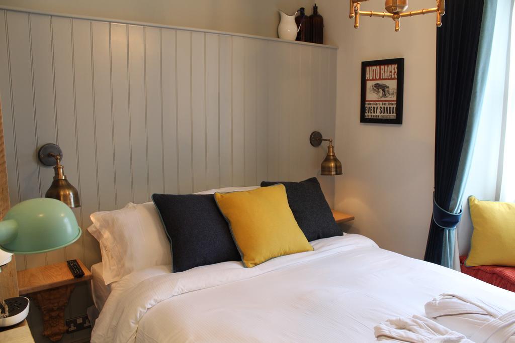 The Woodstock Arms Hotel Room photo