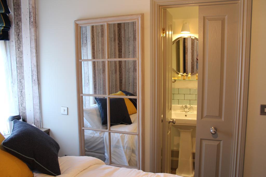 The Woodstock Arms Hotel Room photo